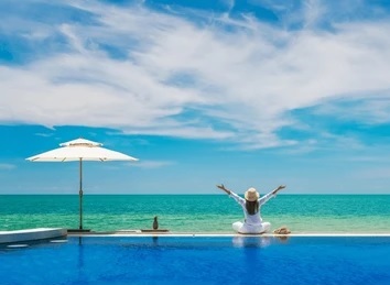 Piscina infinita con vista al mar